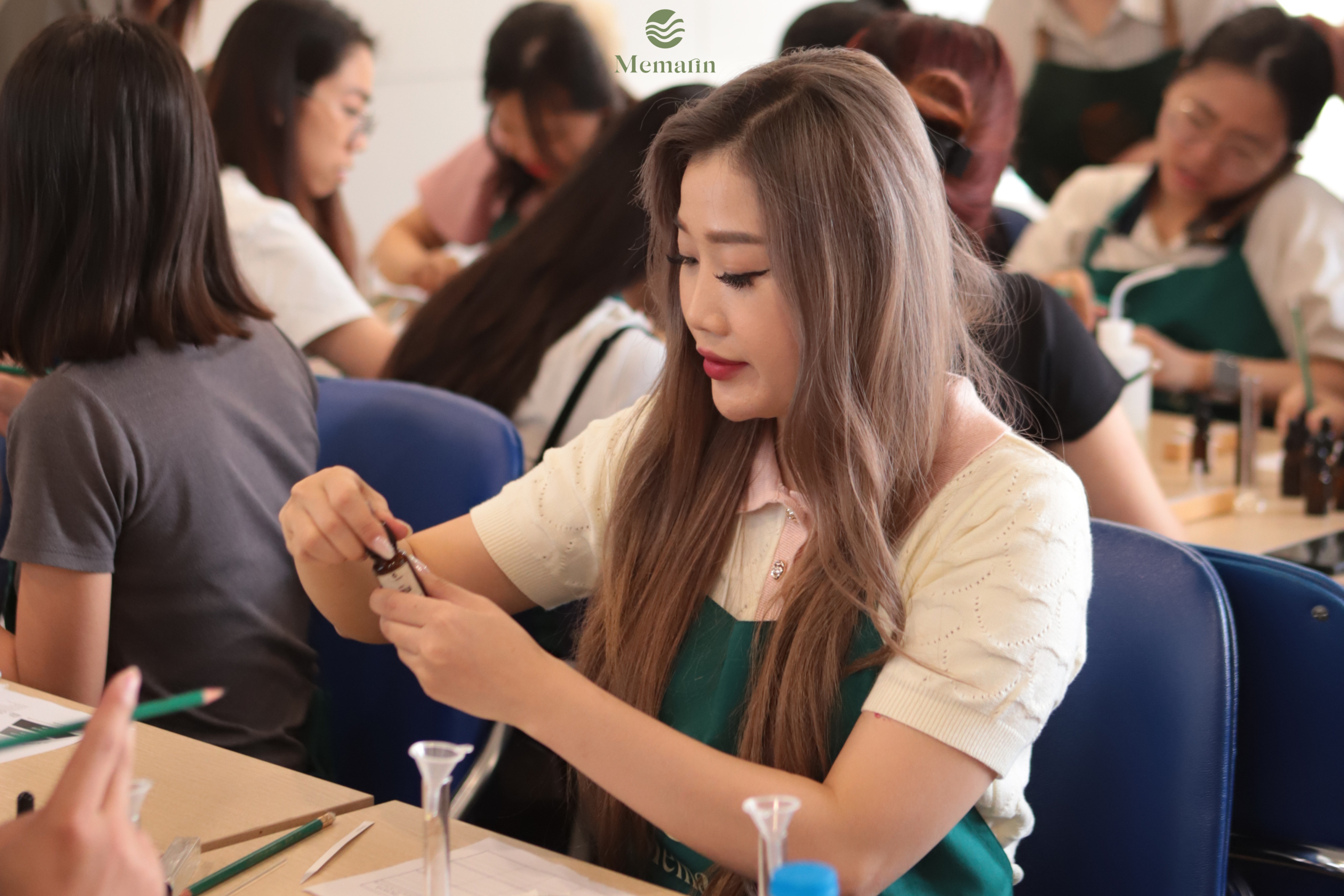 Workshop nước hoa cùng Hợp Long – Món quà 20/10 ý nghĩa dành cho phái đẹp Nhân viên Hợp Long trải nghiệm workshop nước hoa
