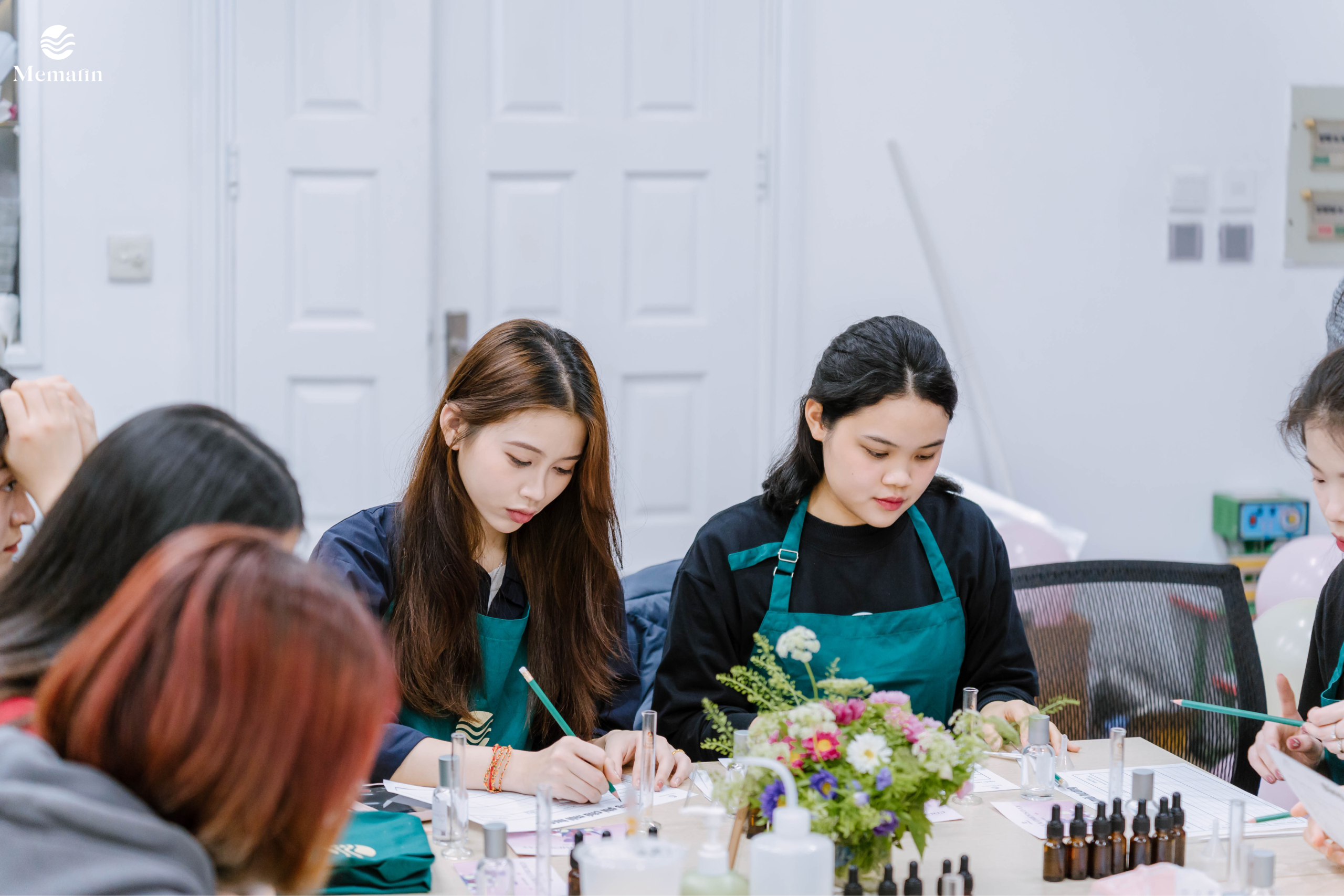 Workshop nước hoa cùng Cocolux: 5 dấu ấn của nghệ thuật hương thơm Nhân viên Cocolux trải nghiệm workshop nước hoa doanh nghiệp