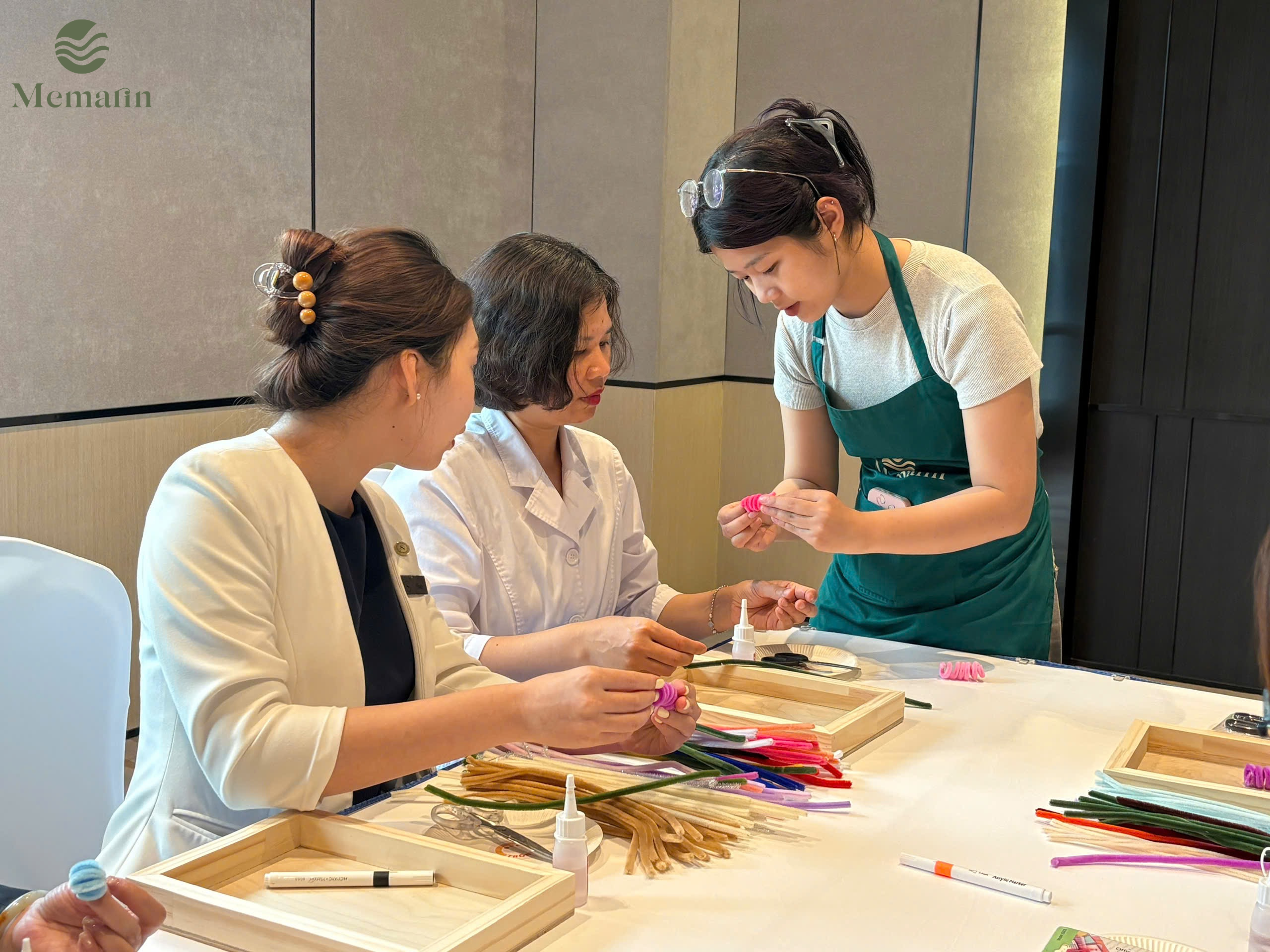 Nhân viên hỗ trợ khách hàng trong workshop làm đồ HandMade