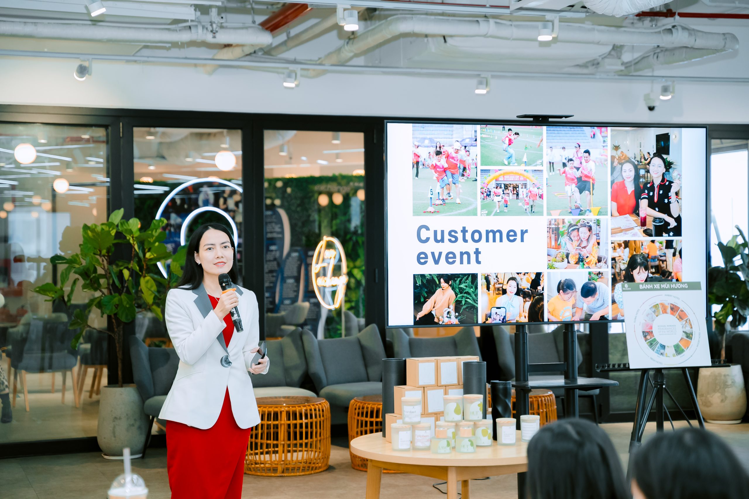 Không gian vui vẻ trong workshop nước hoa Memarin tại Hà Nội