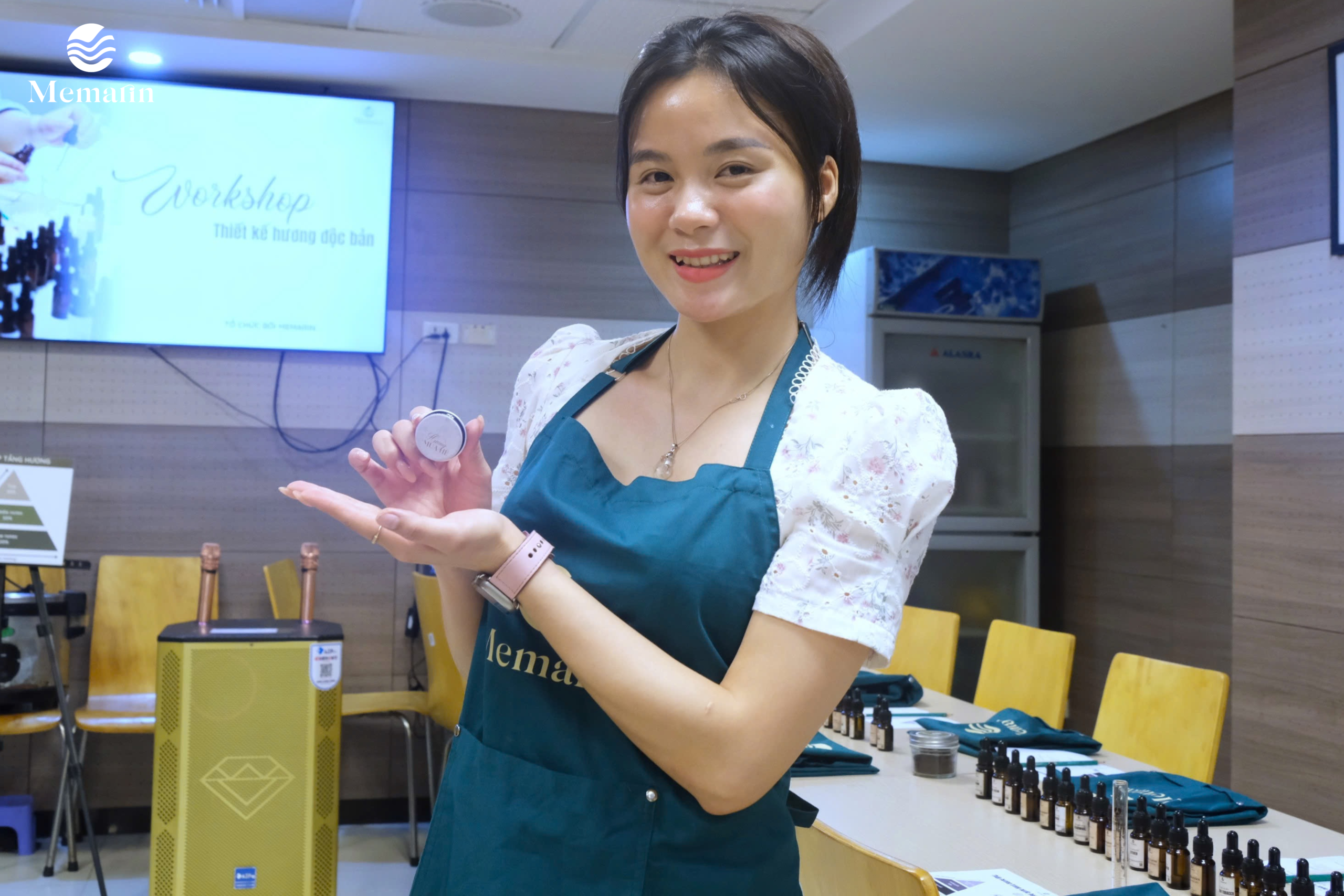 Nhân viên Minh Tâm trải nghiệm workshop nước hoa khô