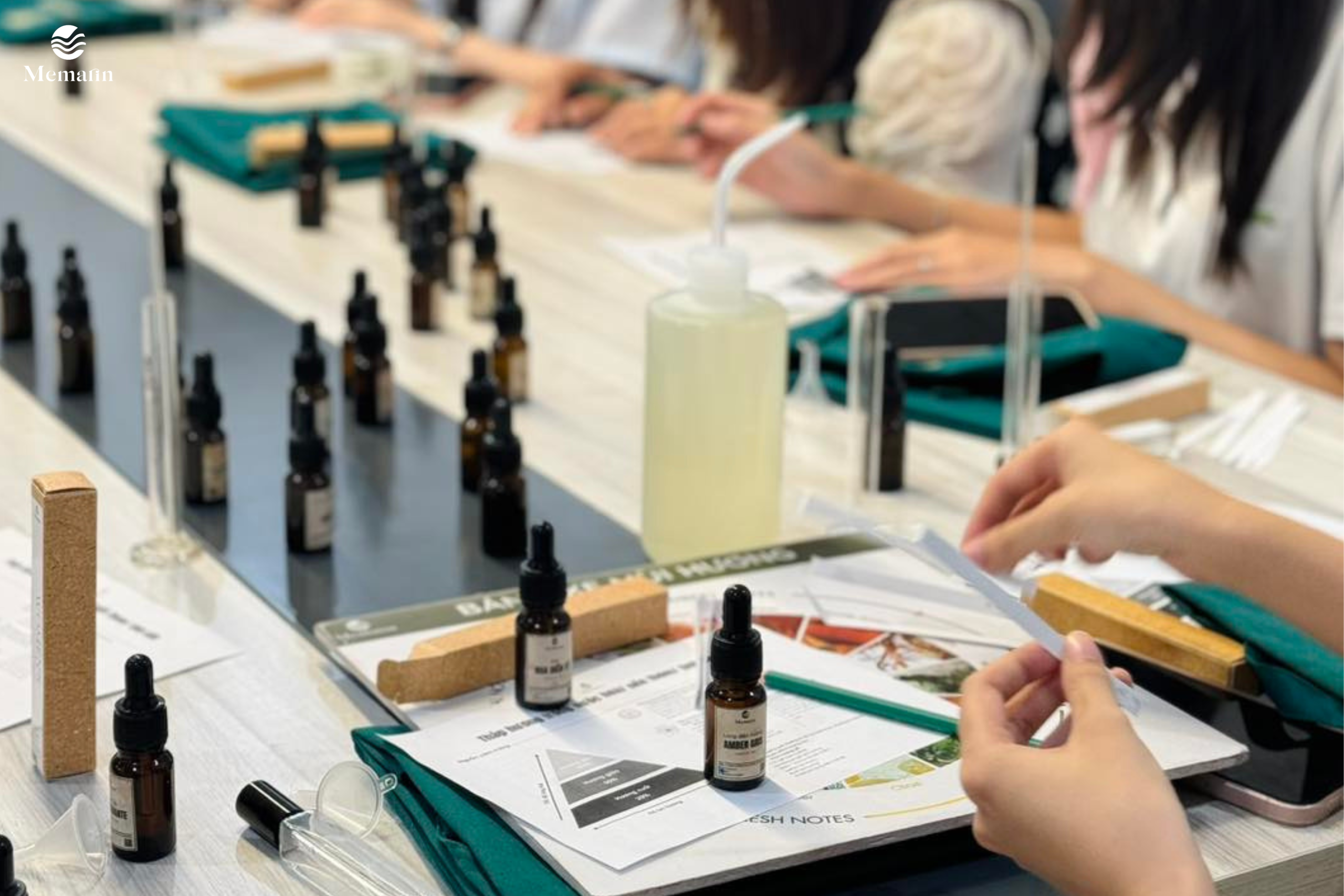 Nhân viên Pirago trải nghiệm workshop nước hoa