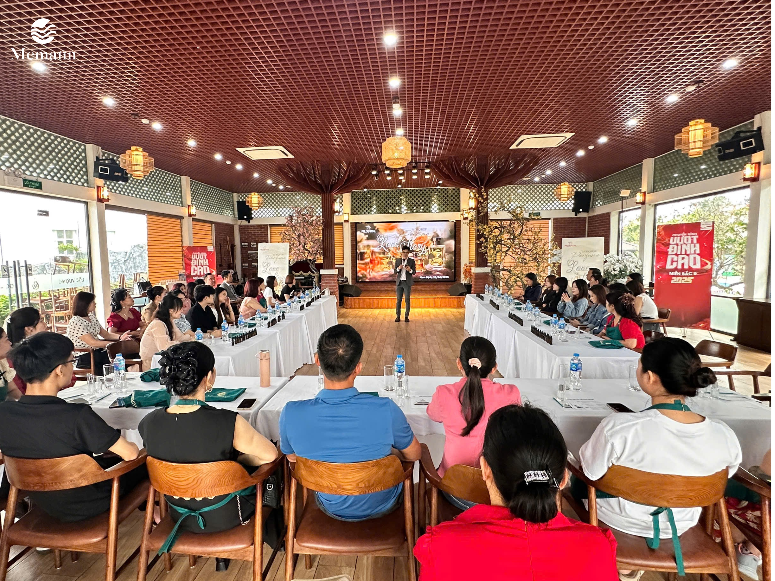 Không gian workshop nước hoa được chuẩn bị chỉn chu cho sự kiện 8/3.