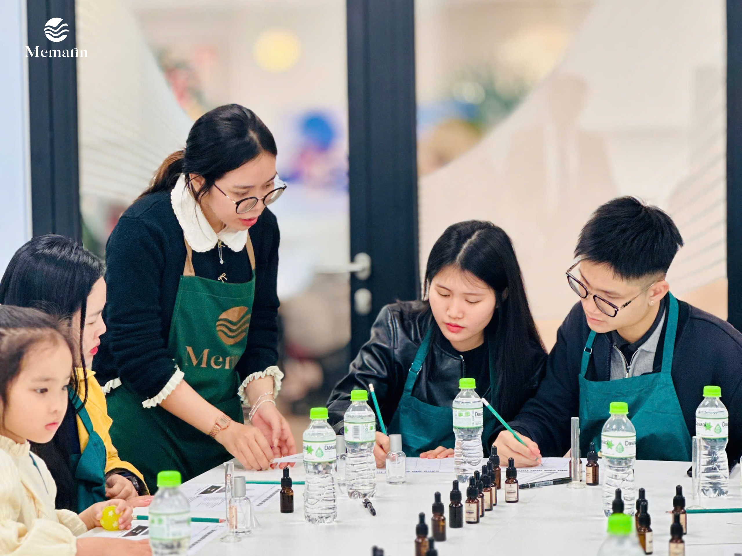 Khách mời tự tay pha chế nước hoa tại workshop nước hoa.