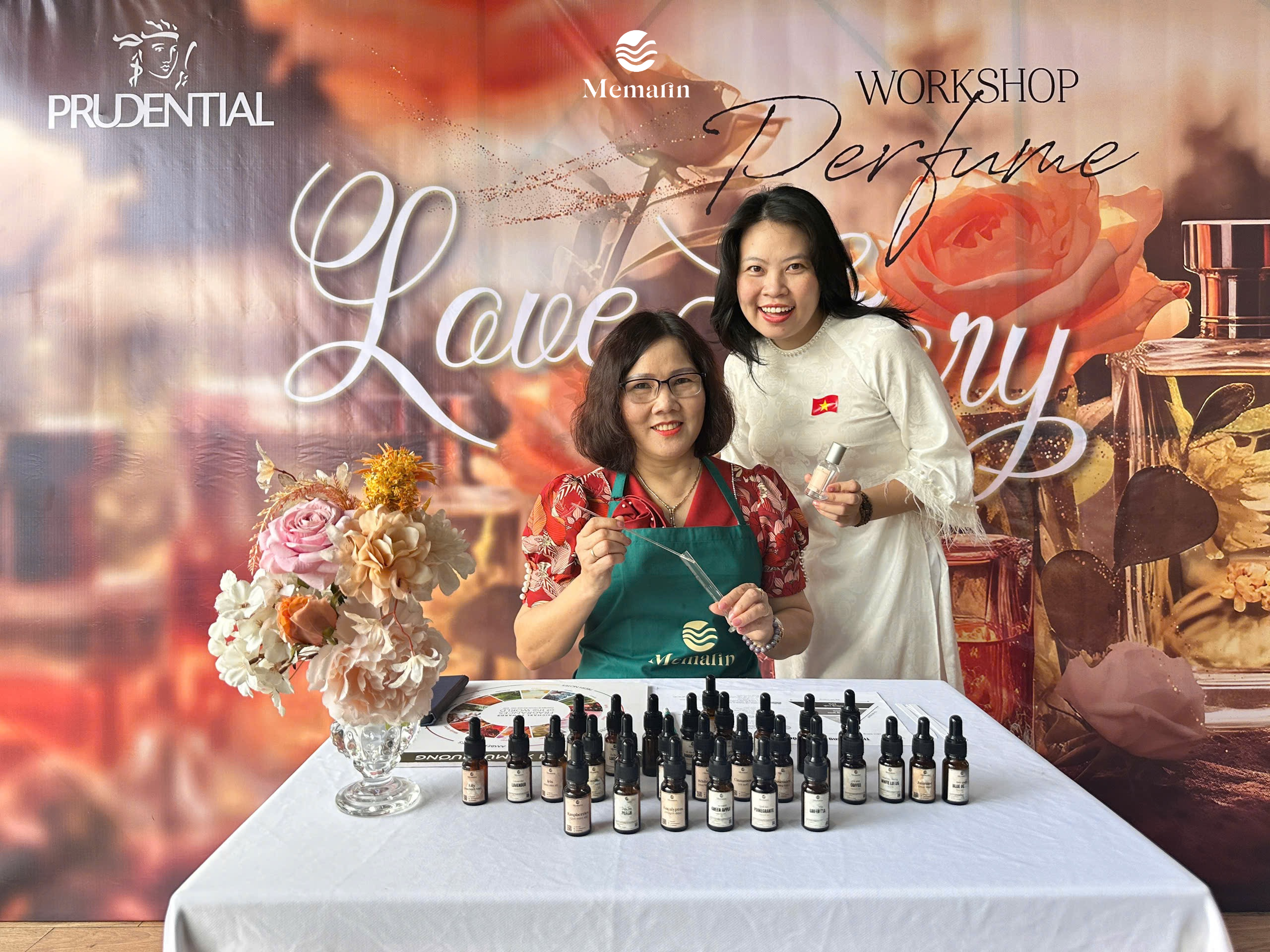 Khách hàng Prudential tham gia workshop nước hoa cùng Memarin. 