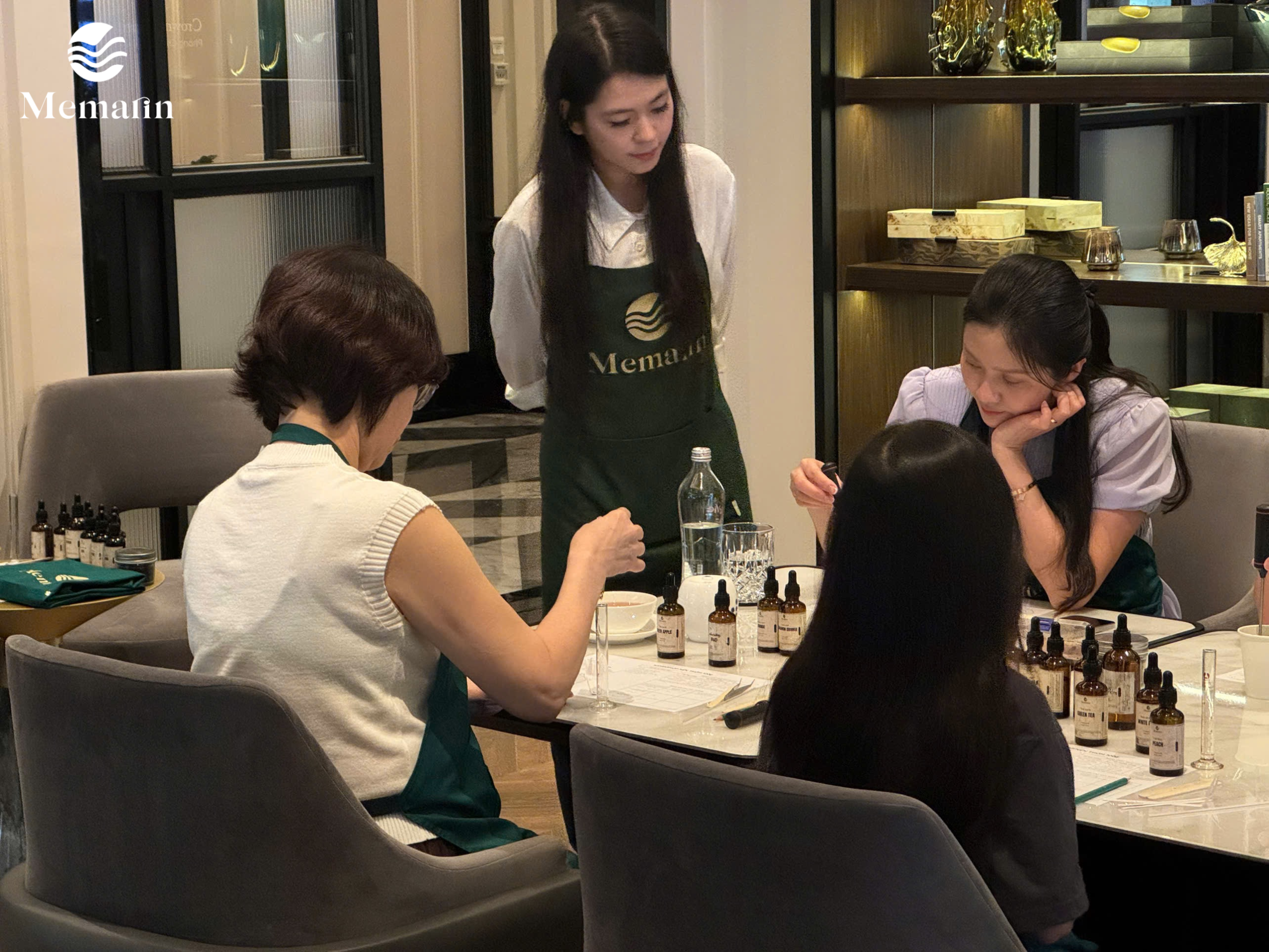 Workshop Nước Hoa Dành Cho Cư Dân The Ritz-Carlton x Memarin Nhân viên Memarin hướng dẫn cư dân The Ritz-Carlton tự tay pha chế nước hoa tại workshop trải nghiệm mùi hương.