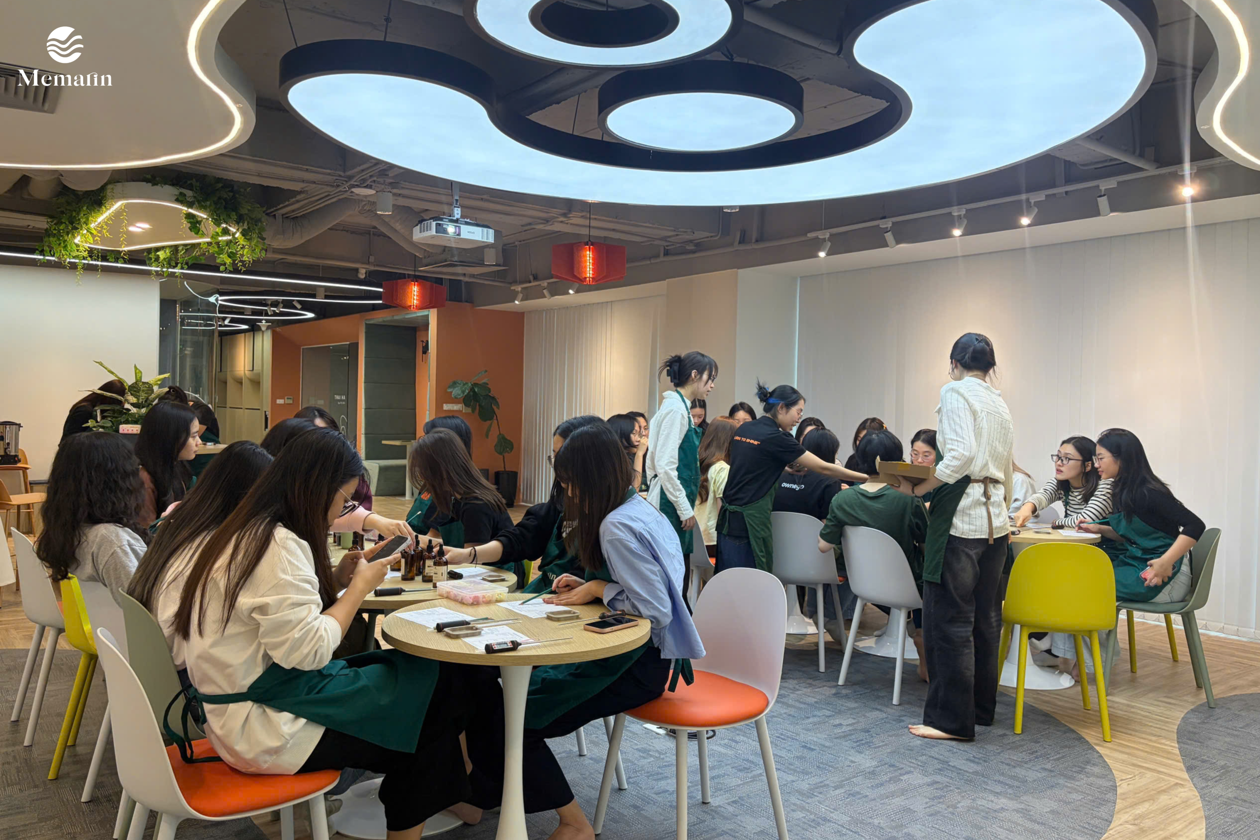 Workshop sáp thơm cùng Qikify – Lưu giữ những điều đẹp nhất nhân ngày 8/3 Nhân viên Qikify trải nghiệm workshop sáp thơm
